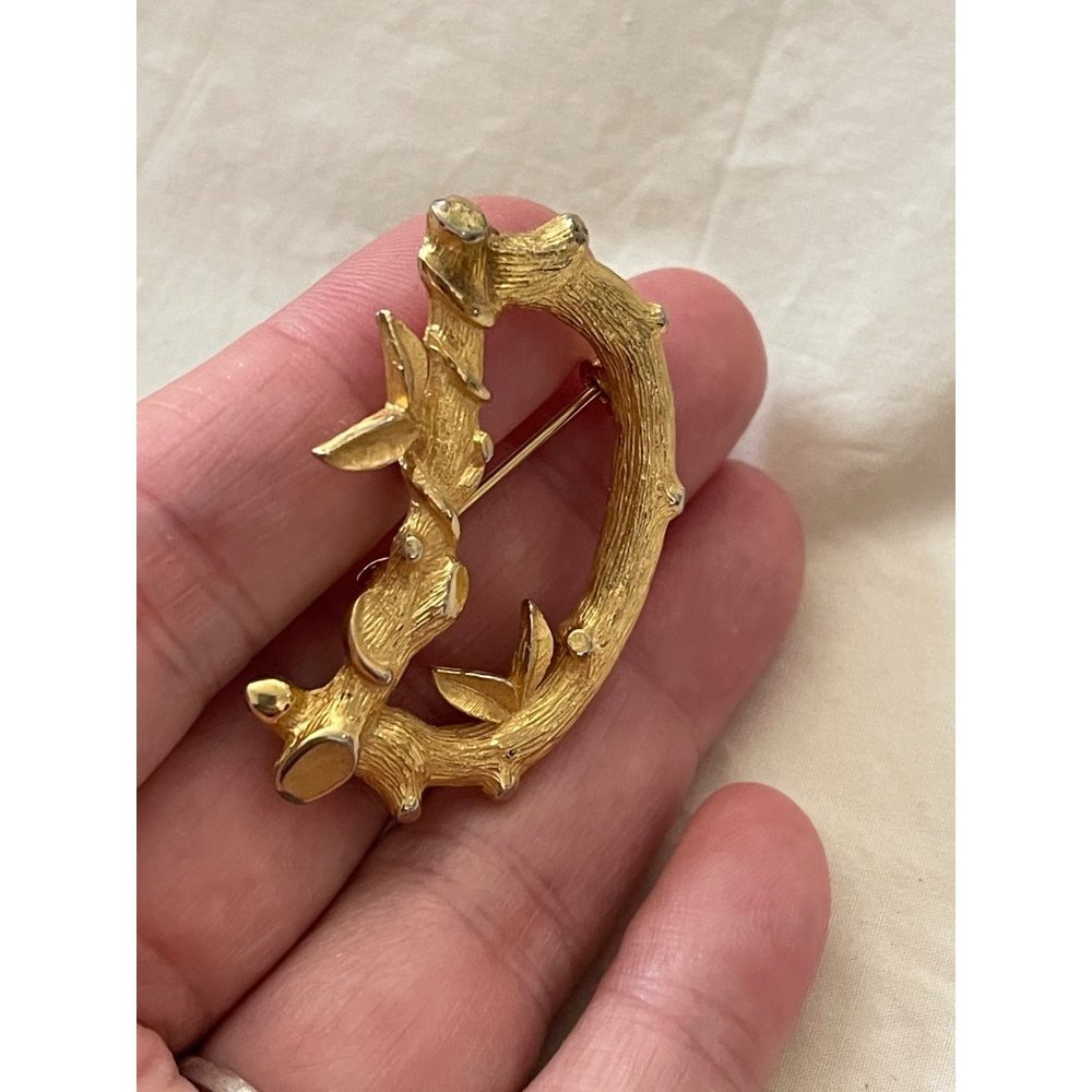 Sarah Coventry Vintage "D" Branches with leaves Design Brushed Gold Tone Brooch - Picture 3 of 12